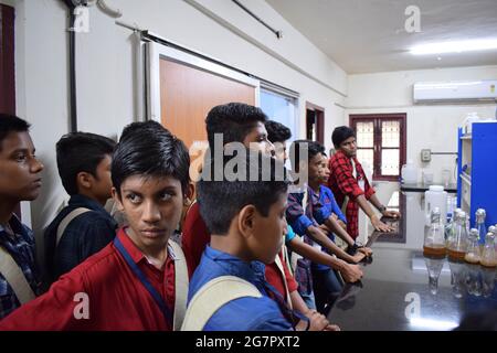 Schüler beobachten eine Labordemonstration mit einem Lehrer in einer wissenschaftlichen Bildungseinrichtung in Indien Stockfoto