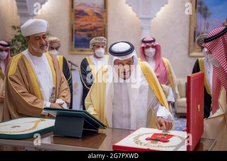 Der saudische König Salman bin Abdul Aziz (Mitte) empfängt am 11. Juli 2021 den Sultan Haitham von Oman am Flughafen Neom in Saudi-Arabien. Der Besuch von Sultan Haitham in Saudi-Arabien spiegelt den Besuch seines Vorgängers, Sultan Qaboos, wider, der 1971 auf Einladung von König Faisal zu seinem ersten offiziellen Auslandsbesuch nach seiner Zeit als Herrscher über Oman ins Königreich reiste. Foto von Balkis Press/ABACAPRESS.COM Stockfoto