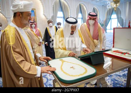 Der saudische König Salman bin Abdul Aziz (Mitte) empfängt am 11. Juli 2021 den Sultan Haitham von Oman am Flughafen Neom in Saudi-Arabien. Der Besuch von Sultan Haitham in Saudi-Arabien spiegelt den Besuch seines Vorgängers, Sultan Qaboos, wider, der 1971 auf Einladung von König Faisal zu seinem ersten offiziellen Auslandsbesuch nach seiner Zeit als Herrscher über Oman ins Königreich reiste. Foto von Balkis Press/ABACAPRESS.COM Stockfoto
