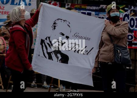 Bogota, Kolumbien. 15. Juli 2021. Als Bewohner Kubas, die in Kolumbien leben, protestieren sie gegen die Unruhen und die Gewalt, die auf der Insel gegen die Regierung des kubanischen Präsidenten Miguel Diaz-Canel abgehalten werden. Am 15. Juli 2021 in Bogota, Kolumbien. Kredit: Long Visual Press/Alamy Live Nachrichten Stockfoto