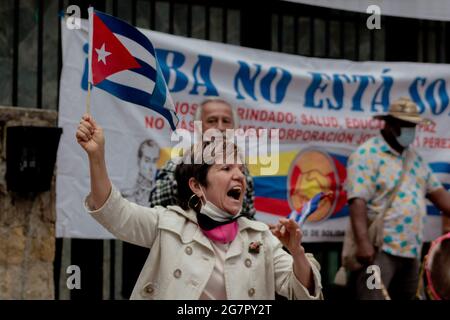 Bogota, Kolumbien. Juli 2021. Ein Demonstrant schwenkt eine kubanische Flagge, während die in Kolumbien lebenden kubanischen Einwohner gegen die Unruhen und die Gewalt protestieren, die auf der Insel gegen die Regierung des kubanischen Präsidenten Miguel Diaz-Canel begangen werden. Am 15. Juli 2021 in Bogota, Kolumbien. Kredit: Long Visual Press/Alamy Live Nachrichten Stockfoto