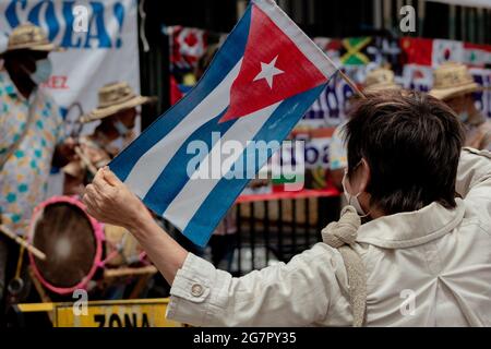 Bogota, Kolumbien. Juli 2021. Ein Demonstrant schwenkt eine kubanische Flagge, während die in Kolumbien lebenden kubanischen Einwohner gegen die Unruhen und die Gewalt protestieren, die auf der Insel gegen die Regierung des kubanischen Präsidenten Miguel Diaz-Canel begangen werden. Am 15. Juli 2021 in Bogota, Kolumbien. Kredit: Long Visual Press/Alamy Live Nachrichten Stockfoto