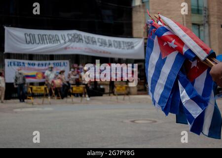 Bogota, Kolumbien. Juli 2021. Kubanische Flaggen als kubanische Einwohner, die in Kolumbien leben, protestieren gegen die Unruhen und die Gewalt, die auf der Insel gegen die Regierung des kubanischen Präsidenten Miguel Diaz-Canel begangen werden. Am 15. Juli 2021 in Bogota, Kolumbien. Kredit: Long Visual Press/Alamy Live Nachrichten Stockfoto