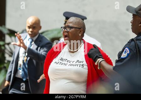 Washington, Usa. Juli 2021. Eine Frau wird während eines Protestes für Wahlrechte im Atrium des Hart Senate Office Building in Washington, DC, USA, am Donnerstag, den 15. Juli, zusammen mit anderen Wahlrechtsaktivisten verhaftet. 2021. Foto von Rod Lampey/CNP/ABACAPRESS.COM Quelle: Abaca Press/Alamy Live News Stockfoto