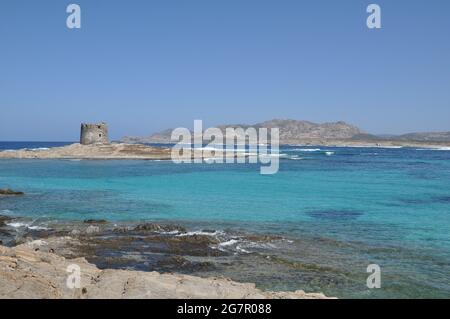 Glückselige Aufnahme des blauen Meeres am Strand von La Pelosa Sardinien Stintino unter dem blauen Himmel Stockfoto