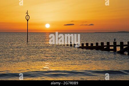 Portobello, Edinburgh, Schottland, Großbritannien. Juli 2021. Sonnenaufgangsschönheit am Meer des Firth of Forth. Temperatur 14 Grad. Quelle: Arch White/Alamy Live News. Stockfoto