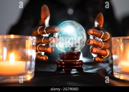 Wahrsager Prognostiziert Zukunft Mit Crystal Ball Stockfoto