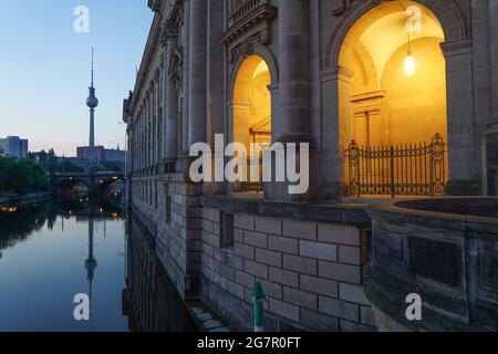 Berlin, Deutschland. Juli 2021. Blick bei Sonnenaufgang auf das Bode Museum und den Fernsehturm. Quelle: Jörg Carstensen/dpa/Alamy Live News Stockfoto