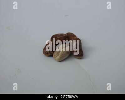 Rohe Zehidi-Datteln mit isolierten Samen auf weißem Hintergrund Stockfoto