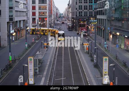 Berlin, Deutschland. Juli 2021. Blick bei Sonnenaufgang in die noch menschenleere Friedrichstraße. Quelle: Jörg Carstensen/dpa/Alamy Live News Stockfoto