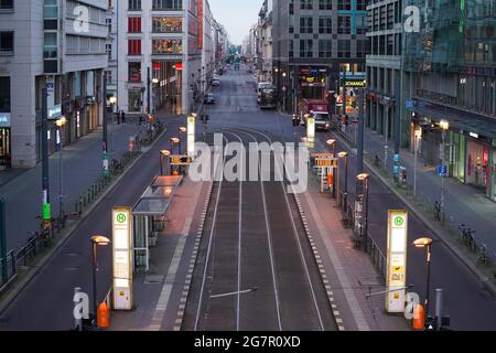 Berlin, Deutschland. Juli 2021. Blick bei Sonnenaufgang in die noch menschenleere Friedrichstraße. Quelle: Jörg Carstensen/dpa/Alamy Live News Stockfoto