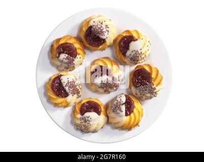 Shortbread-Keks mit Marmelade und Zuckerguss in Teller isoliert auf weißem Hintergrund, Draufsicht Stockfoto