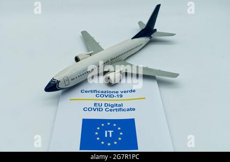 Kommerzielles Flugzeugspielzeug und ein digitales Covid-19-Zertifikat der EU. Digitaler Green Pass. Menschen erlaubt zu reisen Konzept Stockfoto