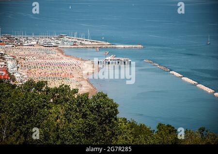 Luftaufnahme des touristischen Strandes von Gabicce Monte in Pesaro und Urbino, Italien Stockfoto