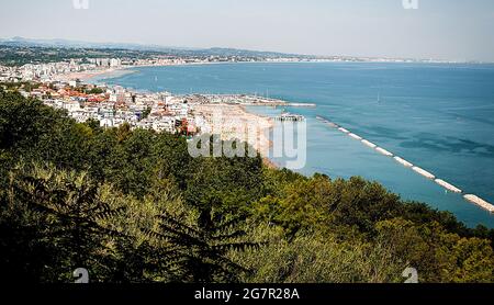 Luftaufnahme des touristischen Strandes von Gabicce Monte in Pesaro und Urbino, Italien Stockfoto