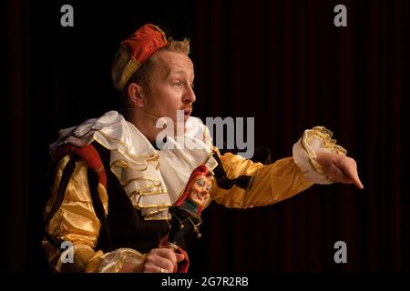 Kitzingen, Deutschland. Juli 2021. Andreas Heider tritt als Jongleur bei einem Narrencasting an der Deutschen Fastnacht Akademie auf. In Kitzingen fand ein Narrencasting auf dem Gelände der Deutschen Fastnacht Akademie statt. Quelle: Nicolas Armer/dpa/Alamy Live News Stockfoto