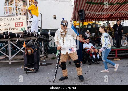 New York, USA. Juli 2021. Die Menschen kommen auf einem Straßenmarkt in Brooklyn an. New York ist auf dem besten Weg, das erzwungene Corona-Timeout mit einem historischen 2021-Jahr-Ereignis wieder gutzumachen. Der 'Sommer der Freiheit' wird seit langem mit dem Sommer der Liebe 1967 verglichen. (To dpa: 'New Yorks goldener Sommer - und der wachsende Schatten') Quelle: Mathias Wasik//dpa/Alamy Live News Stockfoto