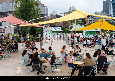 New York, USA. Juli 2021. Die Menschen besuchen Little Island, die neue Attraktion am Ufer des Hudson River in Manhattan. New York ist auf dem besten Weg, das erzwungene Corona-Timeout mit einem historischen 2021-Jahr-Ereignis wieder gutzumachen. Der 'Freedom Summer' wurde lange mit dem Love Summer 1967 verglichen. (To dpa: 'New Yorks goldener Sommer - und der wachsende Schatten') Quelle: Mathias Wasik//dpa/Alamy Live News Stockfoto