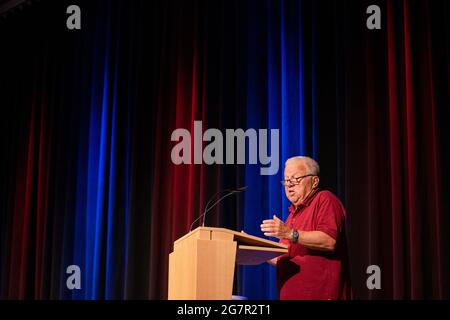 Kitzingen, Deutschland. Juli 2021. Peter Ott tritt bei einem Narrencasting an der Deutschen Fastnacht Akademie auf. In Kitzingen fand ein Narrencasting auf dem Gelände der Deutschen Fastnacht Akademie statt. Quelle: Nicolas Armer/dpa/Alamy Live News Stockfoto