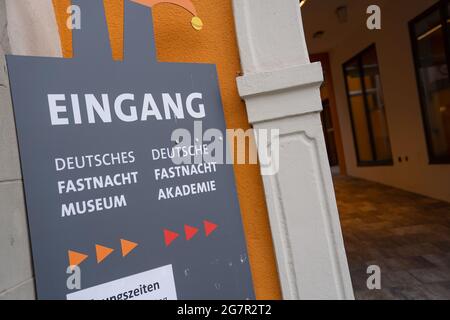 Kitzingen, Deutschland. Juli 2021. Ein Schild weist auf den Eingang zur Deutschen Karnevalsakademie und zum Deutschen Karnevalsmuseum hin. In Kitzingen fand in den Räumlichkeiten der Deutschen Fastnacht Akademie ein Narrencasting statt. Quelle: Nicolas Armer/dpa/Alamy Live News Stockfoto