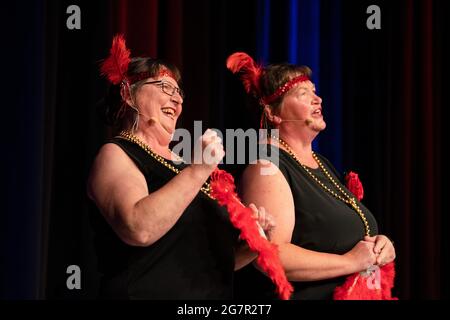 Kitzingen, Deutschland. Juli 2021. Wally Schnabel (l.) und Maria Brems (r.) treten als Schnabelbremsen bei einem Narrencasting an der Deutschen Fastnacht Akademie auf. In Kitzingen fand ein Narrencasting auf dem Gelände der Deutschen Fastnacht Akademie statt. Quelle: Nicolas Armer/dpa/Alamy Live News Stockfoto