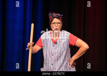 Kitzingen, Deutschland. Juli 2021. Susanne Wölfling tritt als Schrebergärtnerin bei einem Narrenguß an der Deutschen Fastnacht Akademie auf. In Kitzingen fand in den Räumlichkeiten der Deutschen Fastnacht-Akademie ein Narrencasting statt. Quelle: Nicolas Armer/dpa/Alamy Live News Stockfoto