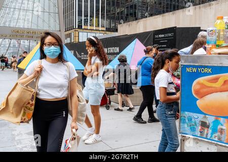 New York, USA. Juli 2021. Passanten laufen in der Penn Station in Manhattan aneinander vorbei. New York ist auf dem besten Weg, das erzwungene Corona-Timeout mit einem historischen 2021-Jahr-Ereignis wieder gutzumachen. Der 'Sommer der Freiheit' wurde lange mit dem der Liebe im Jahr 1967 verglichen. (To dpa: 'New Yorks goldener Sommer - und der wachsende Schatten') Quelle: Mathias Wasik//dpa/Alamy Live News Stockfoto