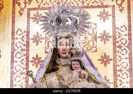 El Almendro, Huelva, Spanien - 13. März 2021: Detail der jungfräulichen Nuestra Señora de Piedras Albas, in der gleichnamigen Einsiedelei, die sich in der Kirche befindet Stockfoto