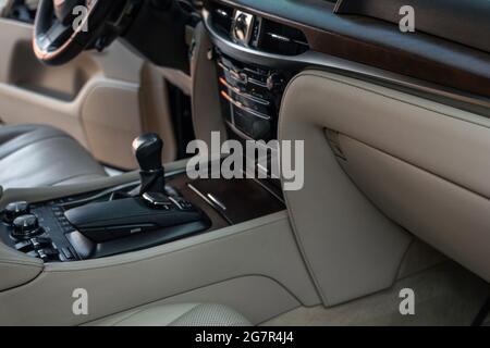 Innenraum des Luxuswagens – Lenkrad, Schalthebel und Armaturenbrett. Interieur Detail des neuen modernen Autos Stockfoto