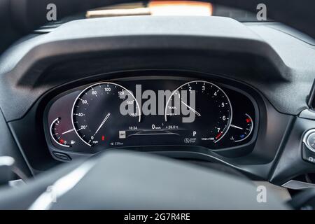 Nahaufnahme des Innenraums des Autos. Moderner Tachometer. Stockfoto