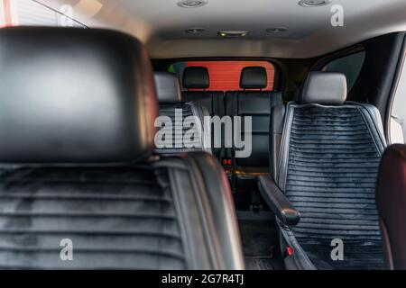 Zwei Reihen von Beifahrersitzen in einem modernen Luxuswagen. Selektiver Fokus. Stockfoto