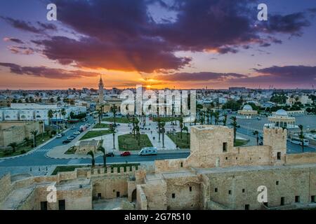 Sonnenuntergang über der Medina (kaltes Stadtzentrum) von Monastir in Tunesien vom höchsten Turm des Ribat, der alten Militärfestung der Stadt, aus gesehen. Stockfoto