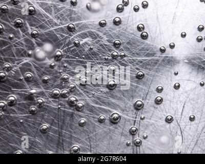 Kochendes Wasser im Topf auf dem Elektroherd in der Küche. Stockfoto