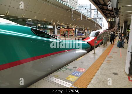 TOHOKU, JAPAN - APR 2018 : Shinkansen Serie E5 HAYABUSA ( grün ) mit Serie E6 KOMASHI ( rot ) an Sendai Station verbinden Stockfoto