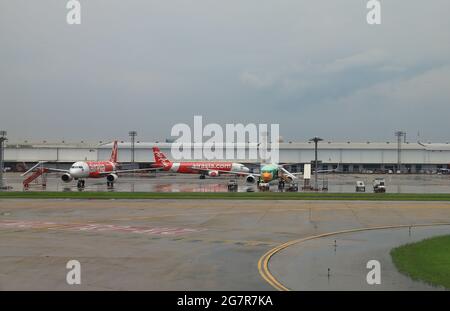 DON-MUEANG, BANGKOK - Mai, 2018 : Don-mueang International Airport view, Airplane parking at parking Bay. Fahren Sie mit dem Bus vom Bustor aus. Stockfoto