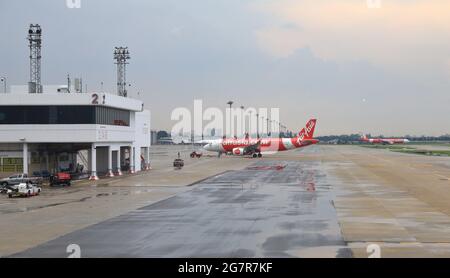 DON-MUEANG, BANGKOK - Mai, 2018 : Don-mueang International Airport view, Airplane parking at parking Bay. Fahren Sie mit dem Bus vom Bustor aus. Stockfoto