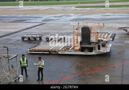 DON-MUEANG, BANGKOK - MAI 2018 : Bodenunterstützungs-Ausrüstung Standby für Dienste in Apron in der Nähe der Flugzeugbucht. Stockfoto