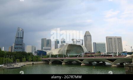 Skyline von Singapur, Blick von der Anderson Bridge, Blick auf den Singapore River, das Esplanade Theater, die Esplanade Bridge. Stockfoto