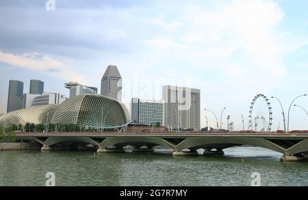 SINGAPUR SINGAPUR APR, 2018 : Skyline von Singapur, Blick von der Anderson Bridge, Blick auf den Fluss Singapur, Esplanade Theatre, Esplanade Bridge Stockfoto