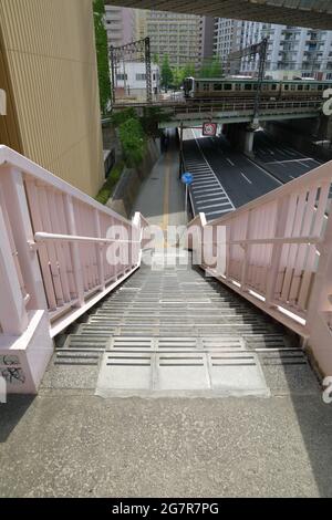 Die Fußgängerleiter führt zu Fuß über die Straßen, Fußgängerbrücke, Übergastreppe, Fußgängerbrücke. Treppe der Überführung in der Nähe des Tunnels unter rai Stockfoto