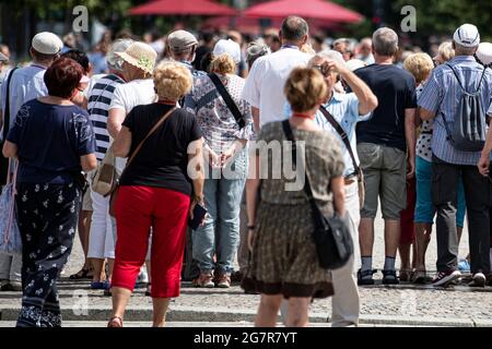 Berlin, Deutschland. Juli 2021. Eine Gruppe von Touristen steht am Pariser Platz vor dem Brandenburger Tor. Quelle: Fabian Sommer/dpa/Alamy Live News Stockfoto