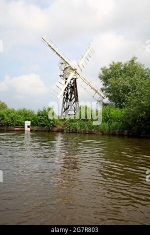 Ein Blick auf die restaurierte Boardman's Drainage Windmill am Fluss Ant auf den Norfolk Broads in Ludham, Norfolk, England, Vereinigtes Königreich. Stockfoto