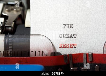 Die große Reset-Phrase mit einer Schreibmaschine geschrieben. Stockfoto