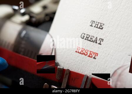 Die große Reset-Phrase mit einer Schreibmaschine geschrieben. Stockfoto