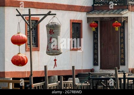 Ein modernes „Pang uk“- oder Stelzenhaus mit traditionellen chinesischen roten Laternen in Tai O, Lantau Island, Hongkong Stockfoto