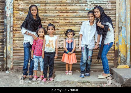 Gruppe von hübschen jungen muslimischen Mädchen, ein Paar mit Kopfbedeckungen, das auf der Straße posiert, um Fotos zu machen, Fort Kochi (cochin), Kerala, Indien Stockfoto