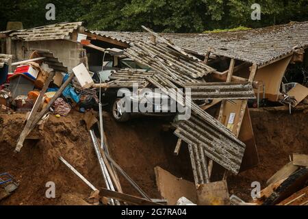 Erftstadt, Deutschland. Juli 2021. Trümmer eingestürzter Häuser liegen im Stadtteil Besem. Kredit: David Young/dpa/Alamy Live Nachrichten Stockfoto