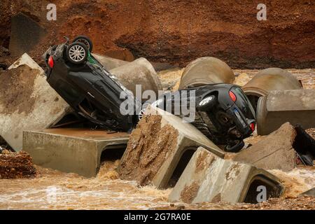 Erftstadt, Deutschland. Juli 2021. Autos liegen in einem ausgewaschenen Teil des Besem-Bezirks. Kredit: David Young/dpa/Alamy Live Nachrichten Stockfoto