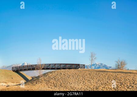 Hölzerne Fußgängerbrücke über den Oquirrh Lake bei Daybreak in Utah Stockfoto