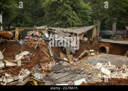 Erftstadt, Deutschland. Juli 2021. Trümmer eingestürzter Häuser liegen im Stadtteil Besem. Kredit: David Young/dpa/Alamy Live Nachrichten Stockfoto